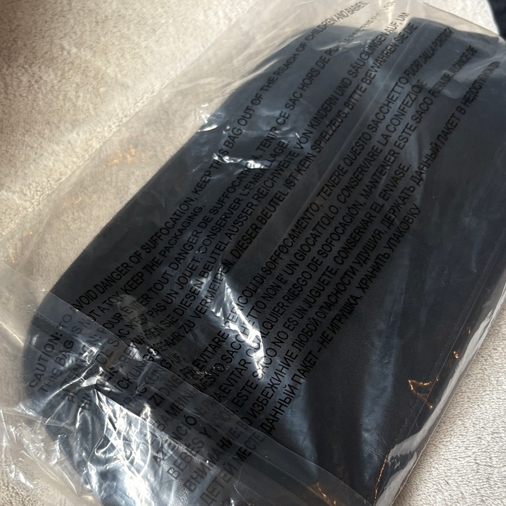 Kylie Cosmetics Sleek Black Makeup Bag - Picture 3 of 3
